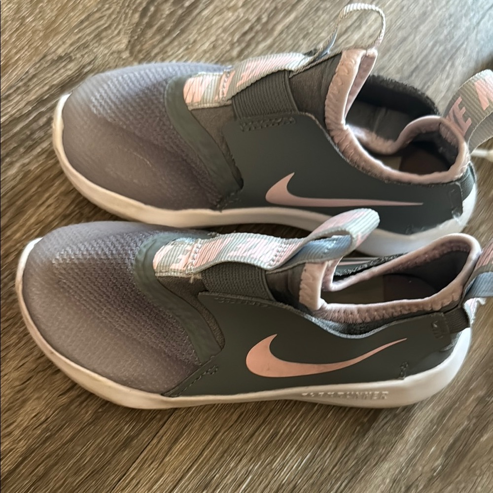 Authentic toddler girl Nike sneaker size 9c
